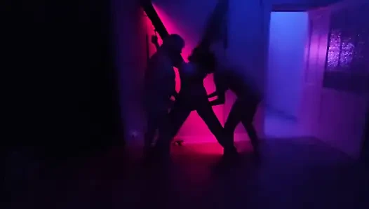 Hardcore-bdsm-gangbang. Männer Ficken Frau Gefesselt an Ketten Und Bett. Gangbang.