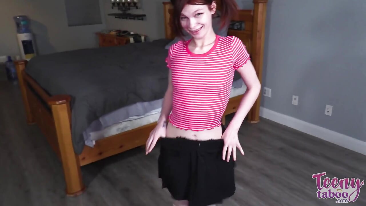 Stiefdochter Kit neemt een lading in haar poesje