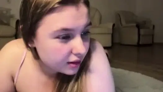 Jucielussie masturbating wet pussy in tight jeans