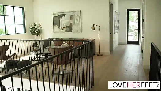 Die schöne asiatische clara trinity bekommt füße verehrt