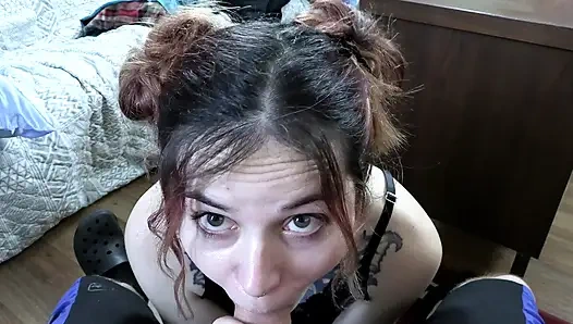 Zierliche süße wird von großem schwanz voller sperma gepumpt