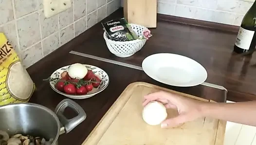 Nackt Kochen