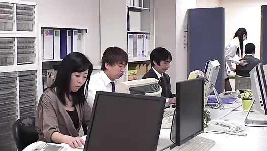 Bos wanita yang lebih muda menggodaku dengan bisikan manis di telingaku dari belakang. Bagian.1