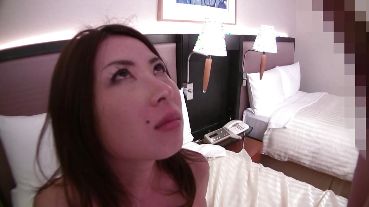 A136B06 The 42-year-old wife who was pricking her suddenly lets her open up when her smooth private parts are poked!