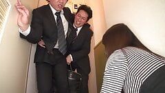 Japansk milf slampa ger sin fitta till sin mans kollega vid middagstid!