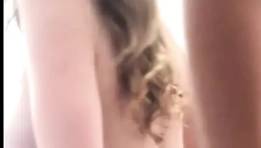 Голодная до члена крошка взбирается на колени, чтобы пососать жесткий хуй