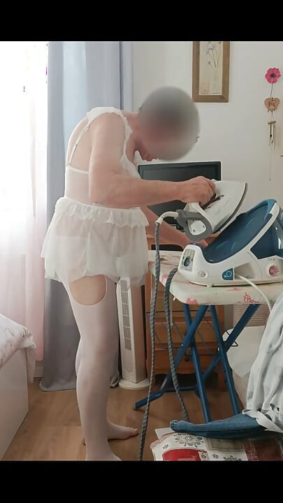 Peglanje u maloj bijeloj odjeći, li ga