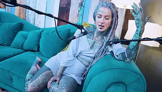 Ich spreche über N - Needed - ASMR podcast SFW spricht goth dünnes mädchen dreadlocks tattoo-modell inked mädchen