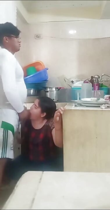 Me fode na cozinha, sua esposa chegará a qualquer momento.