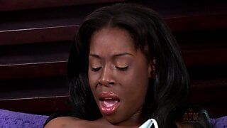 Сексуальную чернокожую крошку Brie Simone трахает ее тугую киску машина, пока она не будет удовлетворена