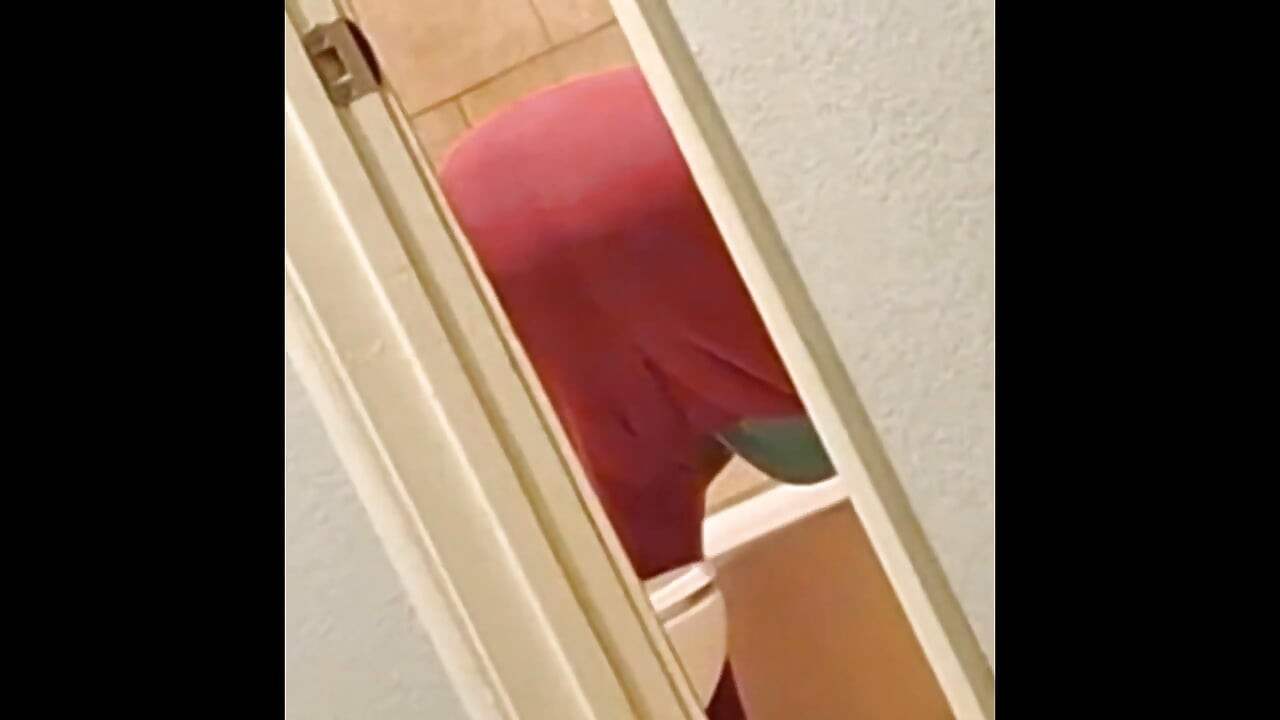 Babička s velkou kundičkou uklízí vanu a přijdu si to vzít