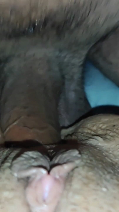 Un'amante anale con culo grosso si masturba con un plug davanti al figliastro, che la filma con il suo smartphone. | Clip 2