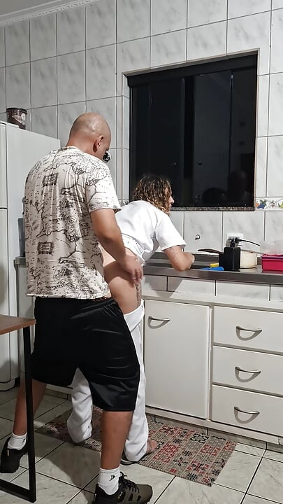 La criada fue follada por el culo en la cocina mientras lavaba los platos.