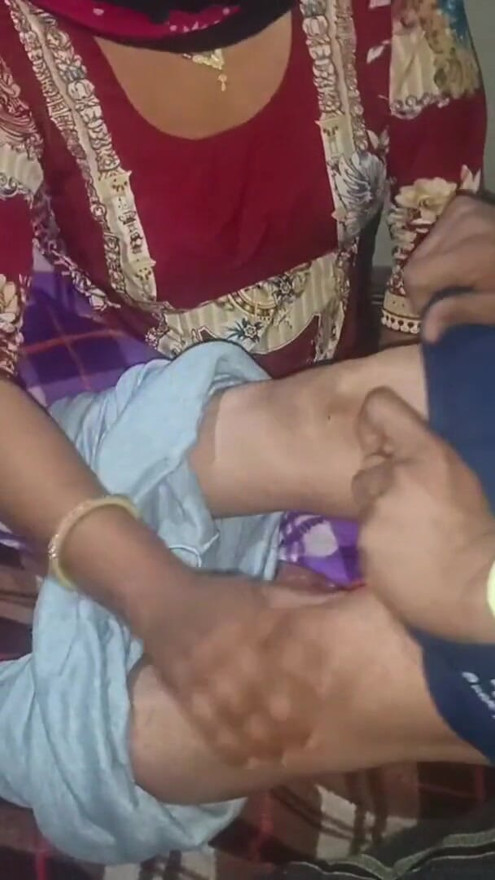 Sasur bahu anal fuck- Desi Indian bahu gets painful anal fuck with father-in-law when she taking gift from sasurji | Clip 1