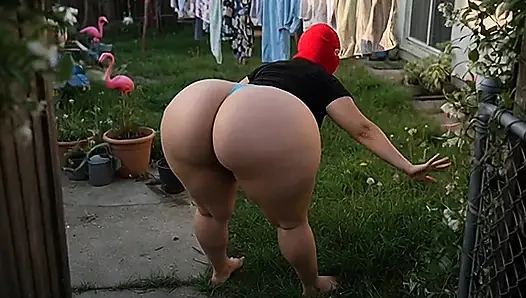 Dar açık mavi taytlı büyük götlü komşu ve verandada mavi tanga