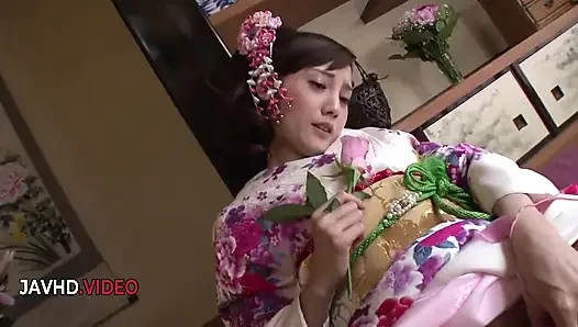 Шаловливая японка Rei Mizuna показывает свои сексуальные навыки вживую перед камерой в любительском видео