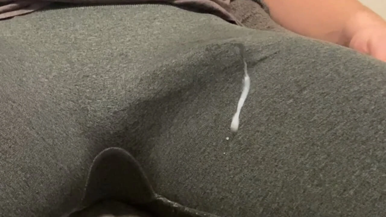 Hatalmas kéz nélküli cumshot szűk nadrágban