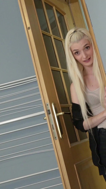 Podmanivý okamžik od "ROZTOMILÁ NEVLASTNÍ SESTRA MIA CHYTILA BRÁCHU A POMOC S KOUŘENÍM AŽ DO VÝSTŘIKU"