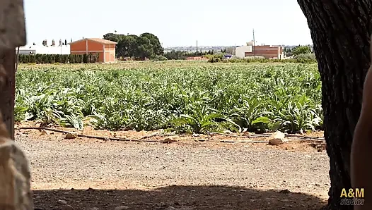 Seksi sarışın kırsal çiftlikte iş arkadaşıyla sikişiyor