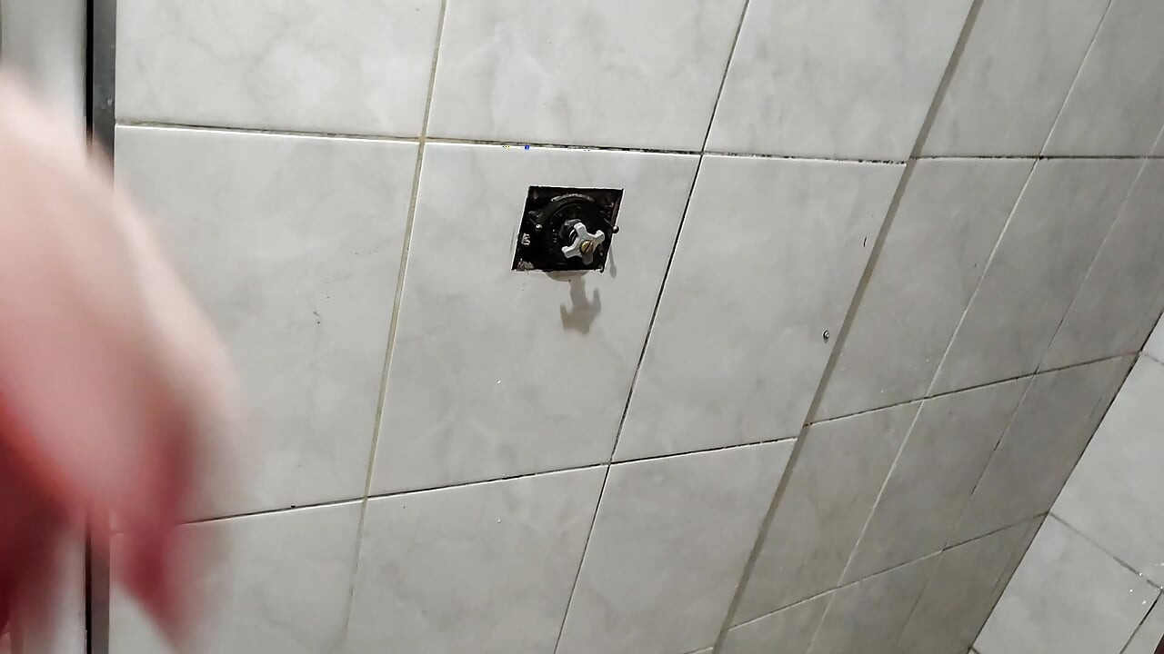 बाथरूम में सौतेली बहन हस्तमैथुन करती है, भाई रहस्य के बदले शांत करनेवाला मांगता है