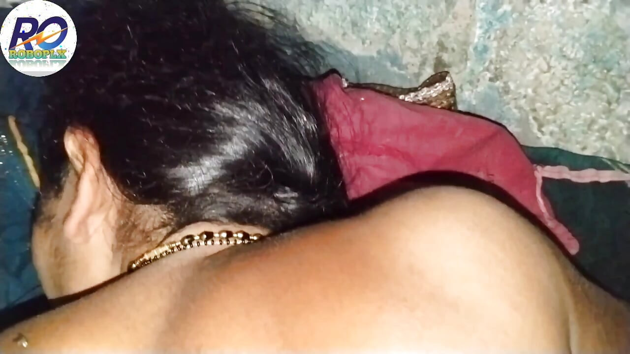 Desi indische bhabhi voll nackt, bekam ihre muschi gefickt und bekommt ihren arsch von hinten masturbiert, Hindi heißer sari entfernt und nackt