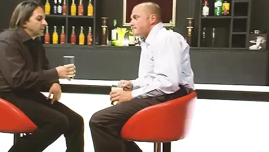 Неконтролируемая сцена-2_Two брюнетки в нижнем белье занимаются жестким сексом вместе с большим членом, делясь порцией спермы