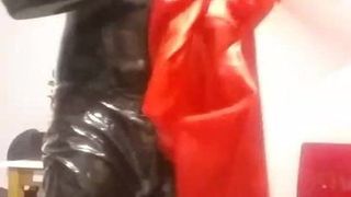 Latex castsuit zwart en rood.