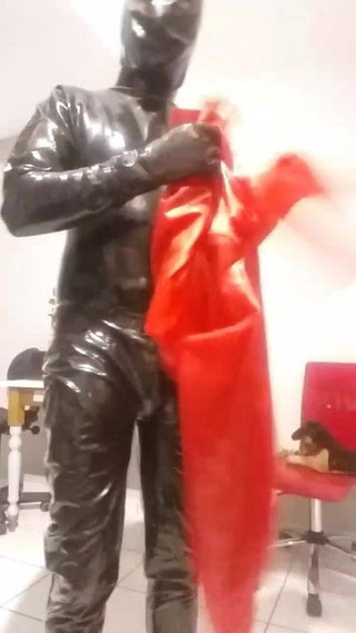 Combinaison en latex noir et rouge.