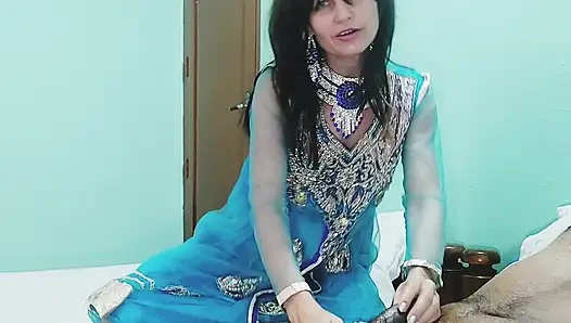 Ateşli orta yaşlı seksi kadın büyük zenci yarağı ile mükemmel becerileri gösteriyor