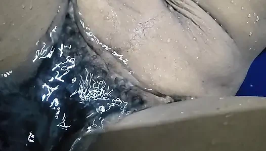 Yağmur yağıyor ev yapımı seks, ateşli evli kadın büyük amcık ve kıllı amcık yakın çekim