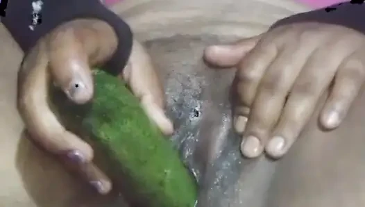 Bugün, Hintli yenge amına bir salatalık sokarak arzusunu bastırdı.