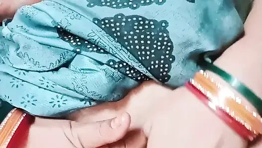 Sanskaari deshi hot Housewife ki Bur Choot ka Paani