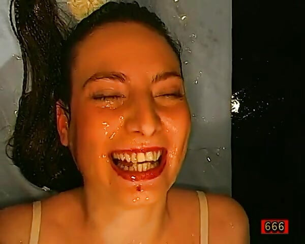 Poprvé s Piss a To ji dělá nadrženou