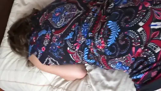 Üvey oğul yatakta yatarken latin üvey annesinin tadını çıkarıyor, karşılıklı mastürbasyon yapıyor ve kıllı amına boşalıyor