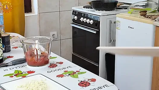 Mila natürist en iyi et sosunu çıplak pişiriyor