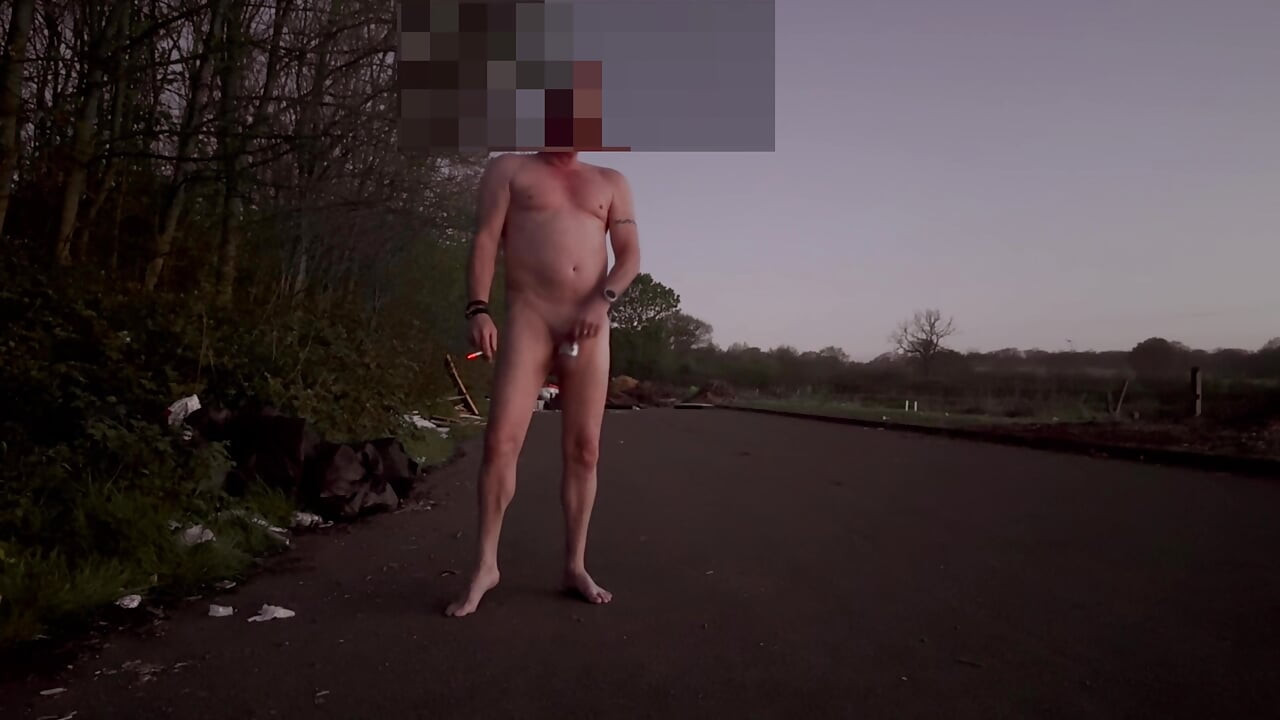 Naakt aftrekken op de weg