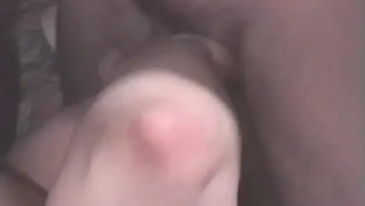 Sarışın orta yaşlı seksi kadın büyük zenci yarağını içine alıyor ve içine boşalıyor