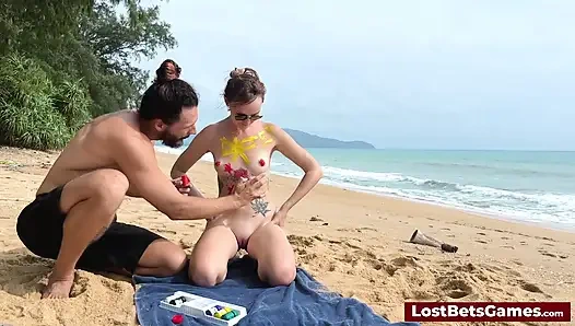 Bu striptiz Tic Tac Toe oyunu yaratıcılığı baştan çıkarma ile harmanlıyor