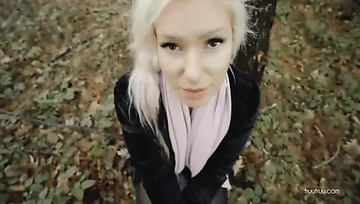 Tinder'dan rastgele adamla yürüyüşte riskli halka açık sikiş