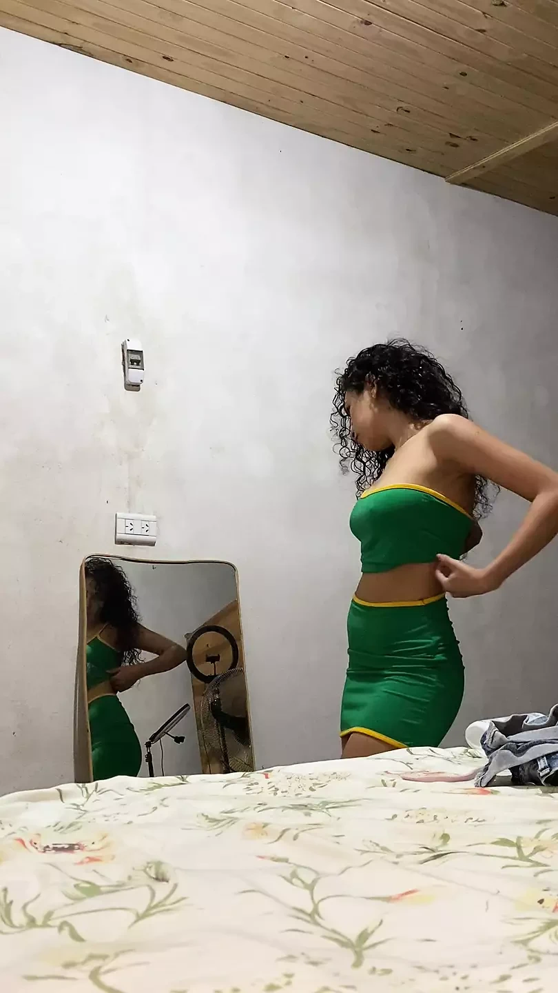 我不知道穿什么衣服上大学，你觉得呢？