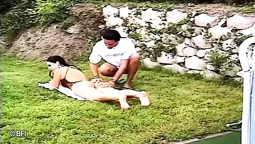 Pelatihan joha memukul pantatnya di halaman belakang