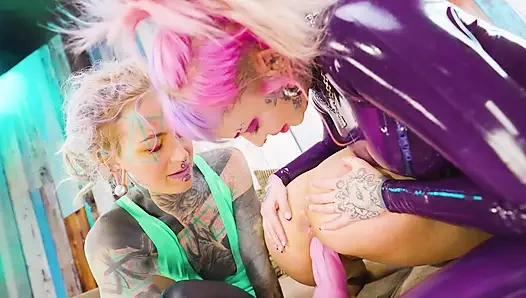 Zwei dominas zerstören das goth-mädchen - spielzeug tief in jedes loch