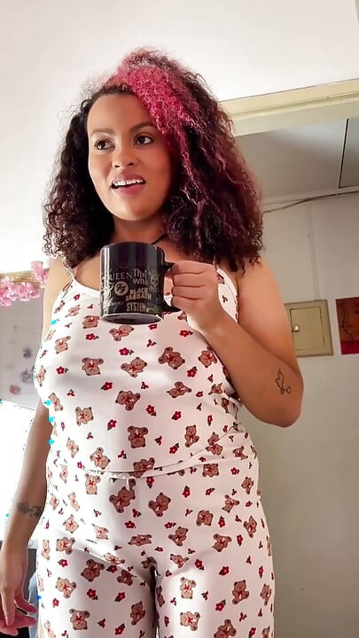 Latina con curvas pedos en lindo pijama