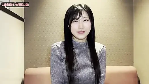 Cewek semok rambut hitam dengan tembus pandang ini mengungkap sisi beraninya di balik tampilannya yang tenang