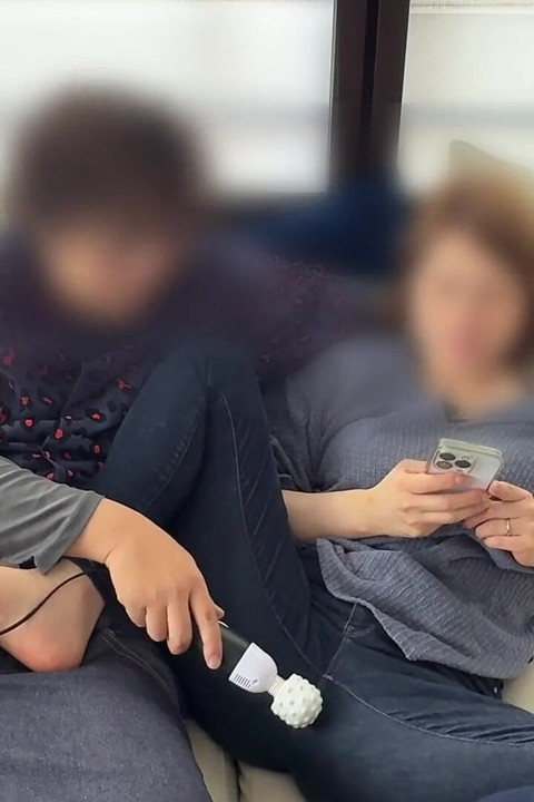 Wanita berkahwin diseksa dengan vibrator di sofa