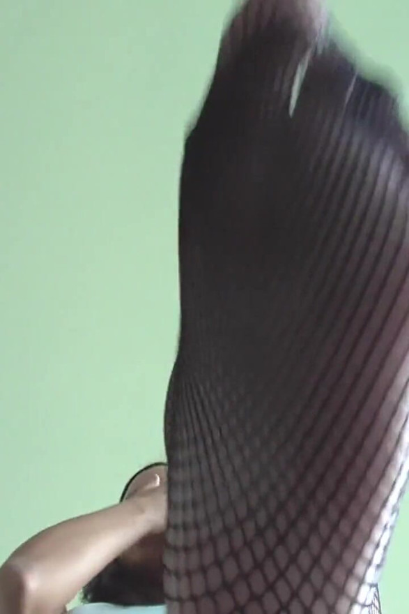 ¡Los pies en red de Madame Carla pisoteando!