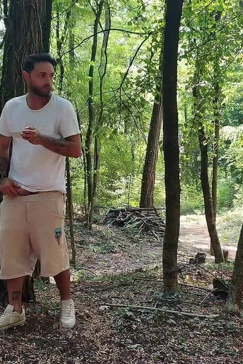 Îi iau virginitatea unui băiat tocilar care a promis că mă va ajuta în pădure!