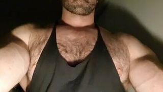 Gros seins gay poilus d'un morceau musclé sexy