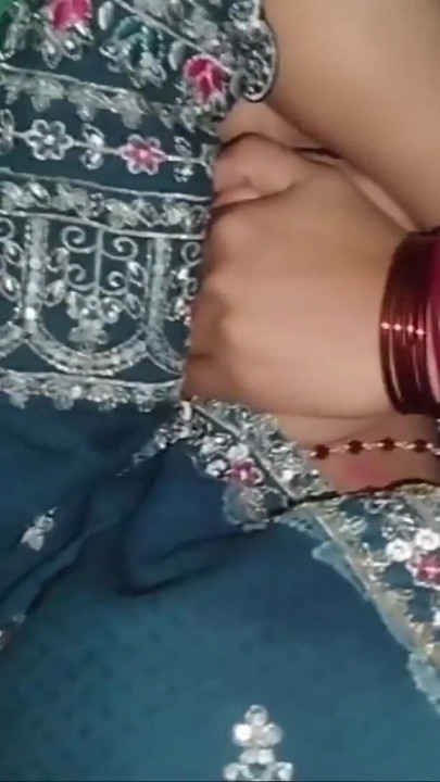 Pengawal keselamatan kali pertama seks hindi pasangan buatan sendiri | Klip 3