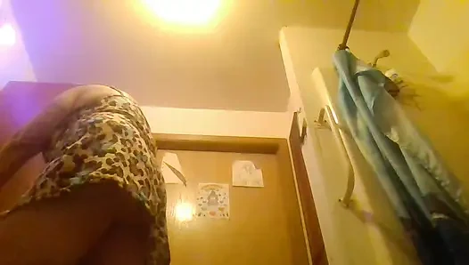 Ночной халат показывает всю тугую киску и задницу